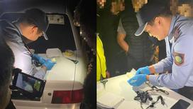 Полицейские осматривают найденное в автомобиле вещество
