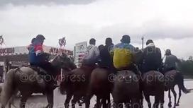 Группа мужчин в Алматы на лошадях