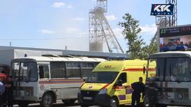 Скорая помощь и автобусы спасателей у шахты "Казахстанская"