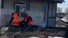 Два местных жителя решили проверить свой затопленный дом
