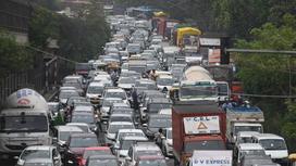 Пробка из машин на дорогах Нью-Дели