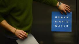 Человек у логотпипа Human Rights Watch