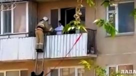 спасатель спасает женщину (кадр из видео)