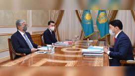Касым-Жомарт Токаев, Ерлан Карин и Рахим Ошакбаев сидят за столом