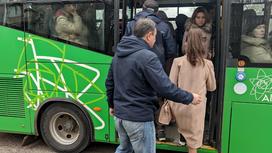 Люди заходят в автобус (фото сделано до пандемии)