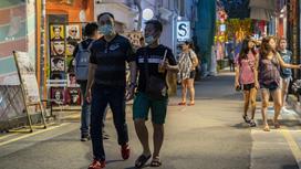 Сингапурцы гуляют на улице