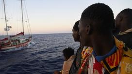 Мигранты у берегов Италии