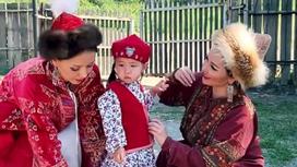 Жазира Байрбекова с дочерью и сестрой
