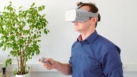Мужчина в VR-очках