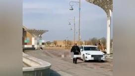 Водитель проехался по аллее мавзолея Ходжа Ахмеда Яссауи