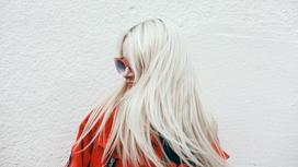 Девушка с длинными белыми волосами