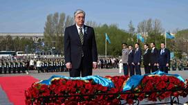 Касым-Жомарт Токаев стоит возле монумента "Отан Ана"