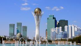 Панорамный вид на столицу Казахстана Астану с башней Байтерек, высотными домами, фонтанами
