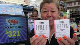 женщина с лотерейными билетами