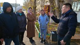 Асаин Байханов с жителями