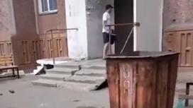Мужчина с ножом на улице в Павлодаре