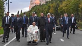 Касым-Жомарт Токаев и Папа Римский Франциск на прогулке