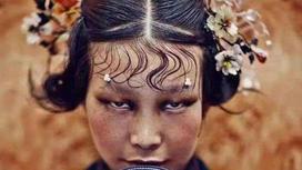 Фотография китайской женщины на выставке Dior