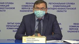Болатбек Каюпов сидит за столом