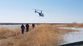 Вертолет парит над рекой