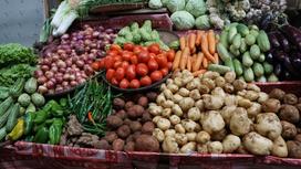 овощи лежат на прилавке рынка