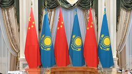 Флаги Казахстана и Китая
