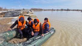 Спасатели МЧС в затопленном районе