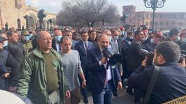 Никол Пашинян со сторонниками на митинге