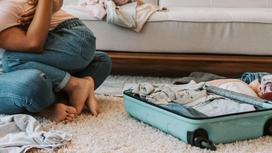 Женщина с ребенком собирают чемодан