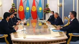 Нурсултан Назарбаев и Акылбек Жапаров с представителями Казахстана и Кыргызстана