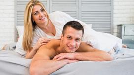 Девушка и парень на кровати