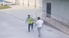 Мужчина в штатском преследует полицейского
