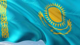 Флаг Казахстана развевается на ветру