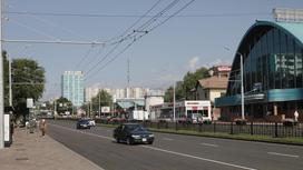 Машина едет по проспекту Абая в Алматы