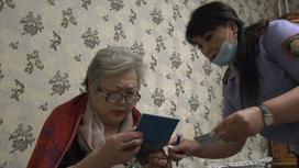 Казахстанка Куляш Абдиева получает новый паспорт