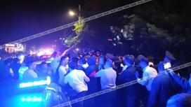 Полицейские разгоняют толпу