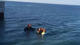 Спасатели ищут тело в воде