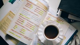 Чашка кофе на словарях