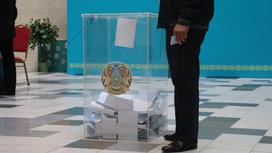 Мужчина рядом с урной для голосования