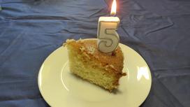 пирог с свечкой в форме цифры 5