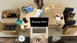 мужчина делает онлайн-покупки через ноутбук