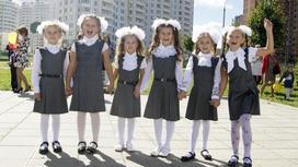 Девочки с бантиками стоят на улице