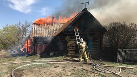 Пожарные тушат дом