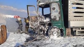 Пожарные тушат горящий грузовик в Павлодаре
