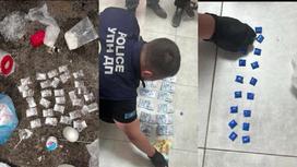 Полицейские раскладывают на полу изъятые пакеты с веществом