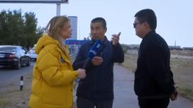 Алла Михеева берет интервью у жителя Байконура