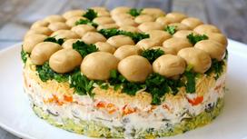 Салат «Грибная поляна» на тарелке