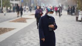 Женщина в маске гуляет по арбату