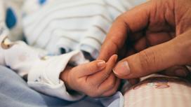 Рука новорожденного