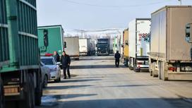 Скопление большегрузов на границе Казахстана с Китаем